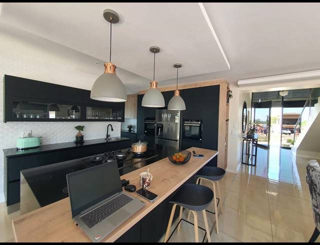 4 BEDROOM HOUSE FOR SALE IN GLEN ERASMIA